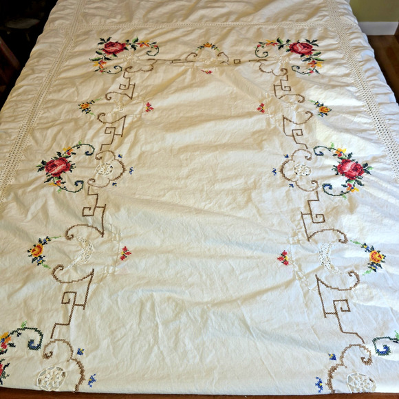 VTG Embroidered Cross Stitch Linen Tablecloth 112x64 White Crochet Edge Handmade - Picture 13 of 16
